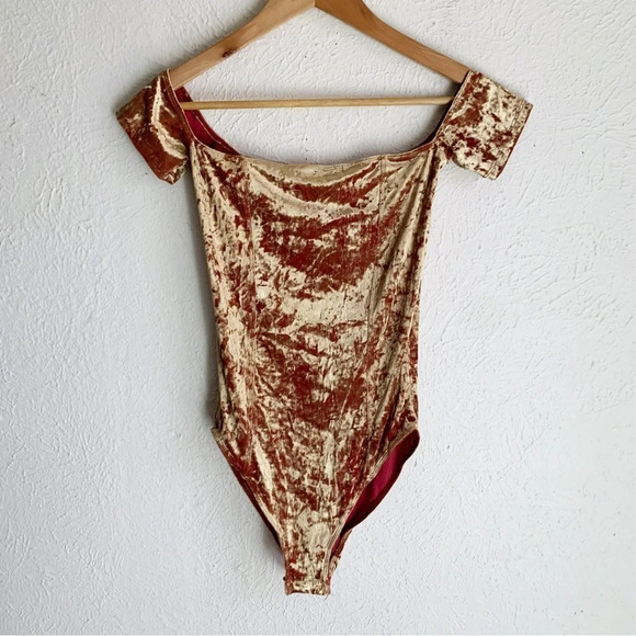 UO Out From Under Everly Crushed Velvet Off-The-Shoulder Bodysuit Medium - Picture 2 of 7